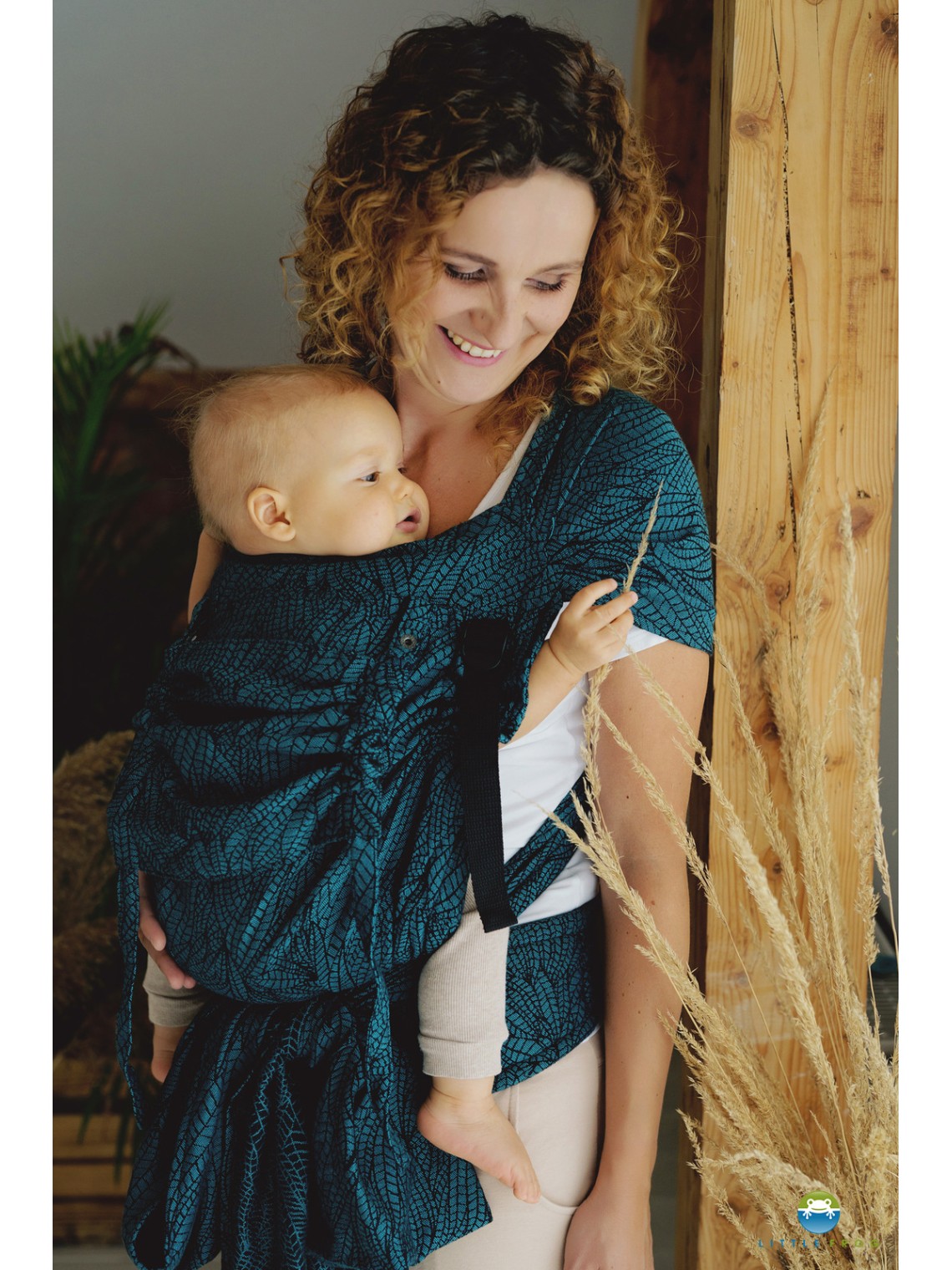 Little Frog Cross Hybrid – ergonomic half buckle baby carrier