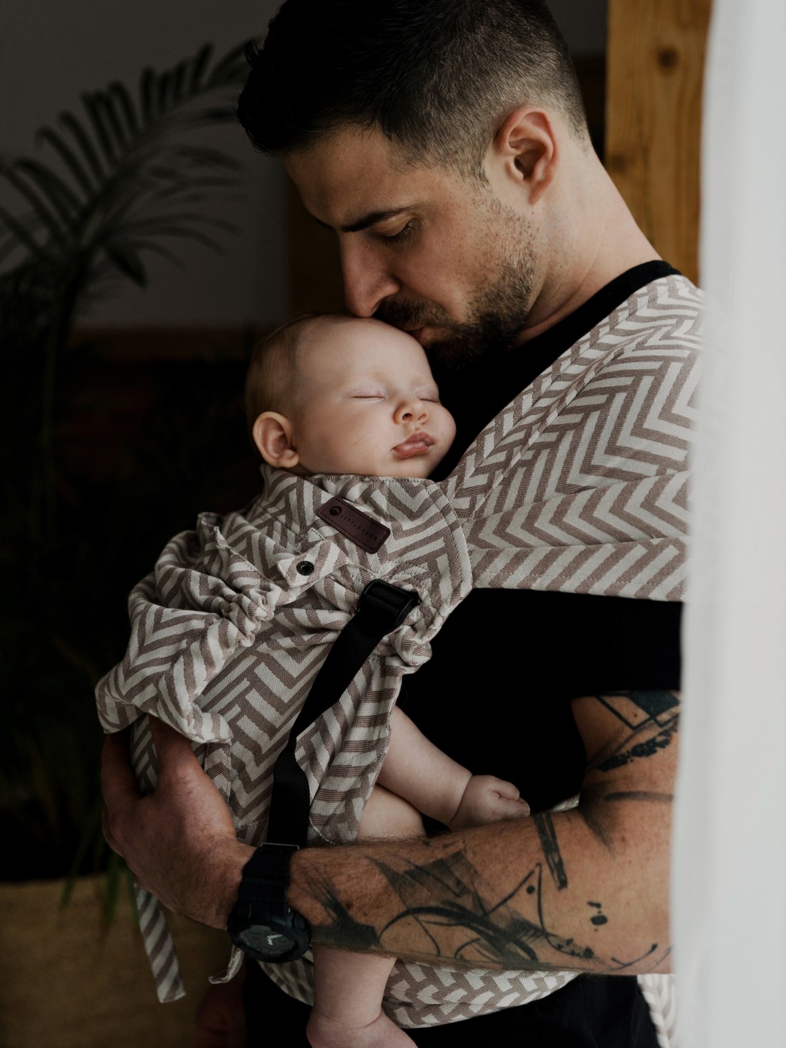Little Frog Cross Hybrid – ergonomic half buckle baby carrier Little Frog Cross Hybrid – ergonomic half buckle baby carrier
